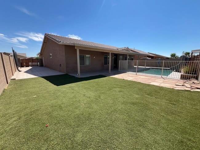 Building Photo - 5 BEDROOM POOL HOME WITH SOLAR!