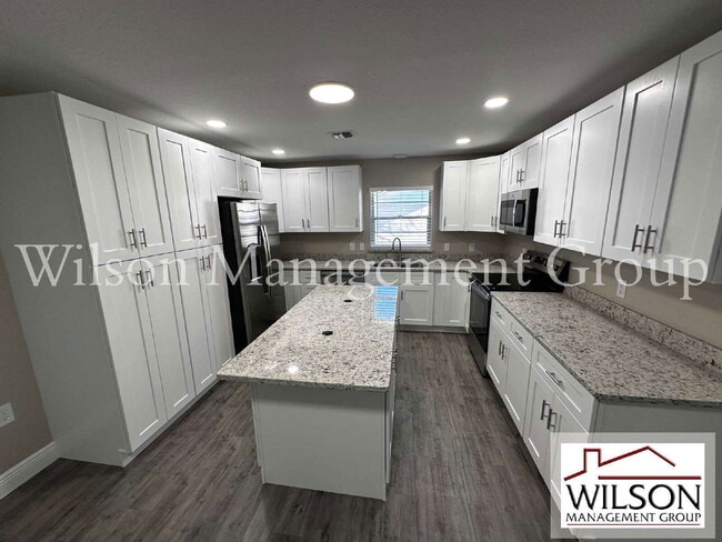 Building Photo - 2847 Bermuda Ave N