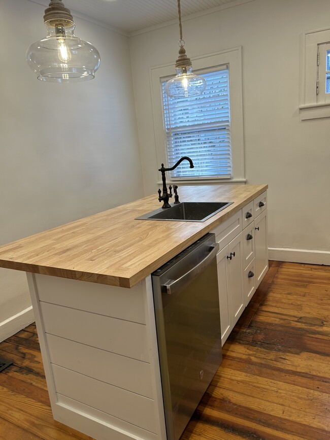 Building Photo - 5107 N College Ave