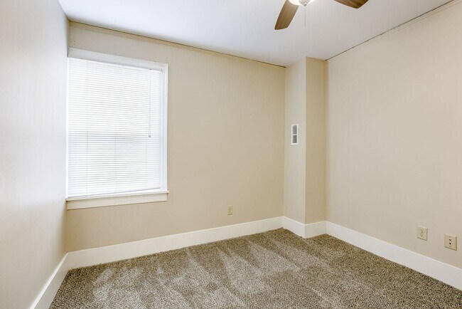 Building Photo - Spacious 3 Bedroom Duplex in the Heart of Midtown Featuring Detached Garage!!