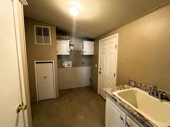 Building Photo - Pioneer