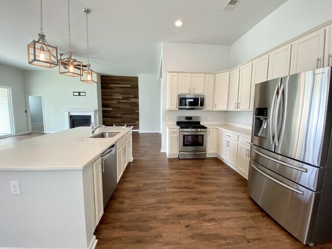 Building Photo - Three Bedroom Home In Heritage New Riversi...