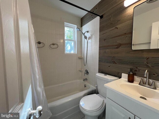 Building Photo - 710 Garfield Ave