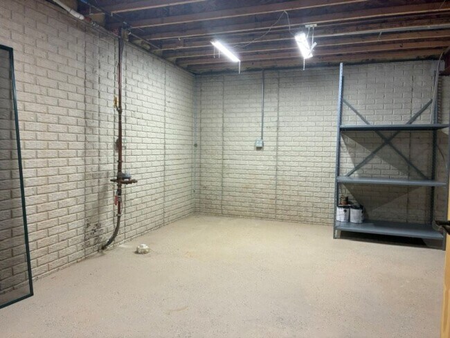 Building Photo - 1100 E Connie Ln