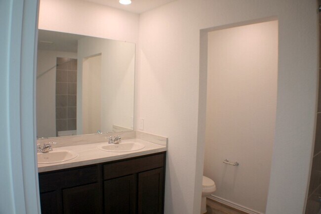 Building Photo - 1015 Maple Sunset Ct