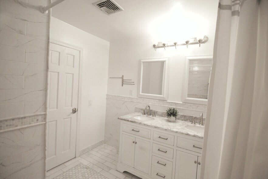 Main bathroom with 2 vanities, marble throughout - 10 Lundy Ln