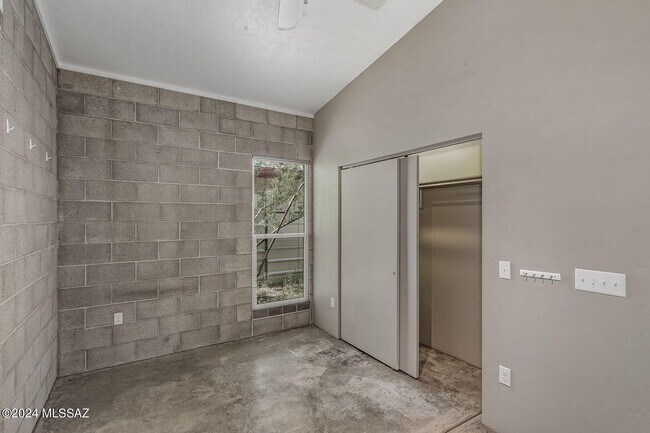 Building Photo - 3429 E Presidio Rd