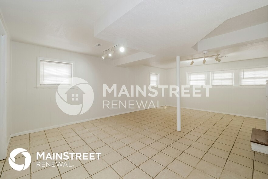 Building Photo - 513 Melrose St