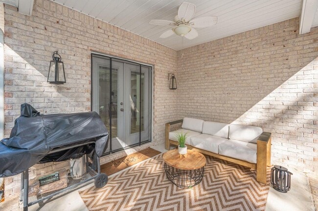 Building Photo - 667 Red Fern Rd