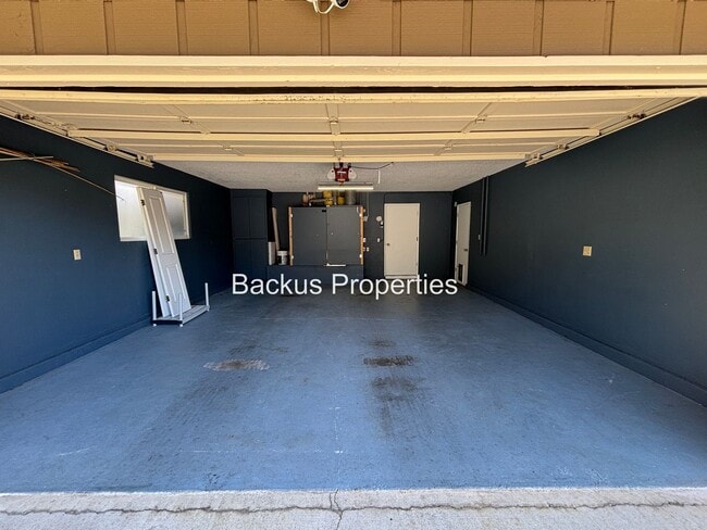 Building Photo - Wonderful property on large acre lot on Ta...