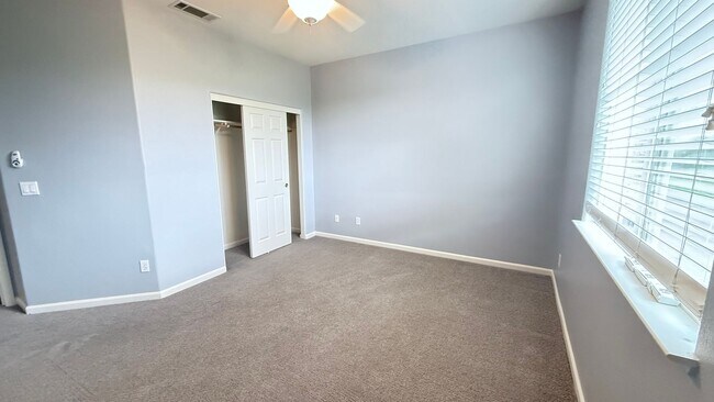 Building Photo - 4 bed 2.5 bath Single Family Home