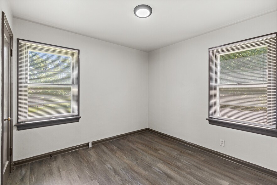 Building Photo - 5 Belleville Ct