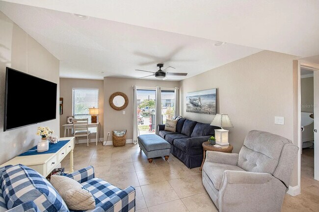 Living Area - 455 Alt 19 S