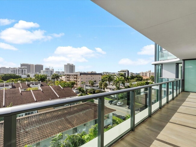 Building Photo - 9901 W Bay Harbor Dr