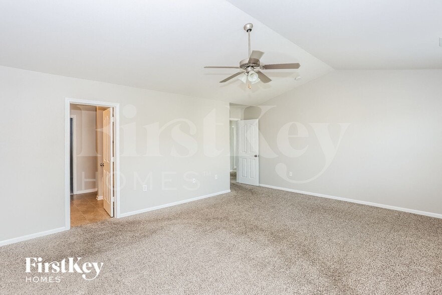 Building Photo - 2885 Village Center Dr