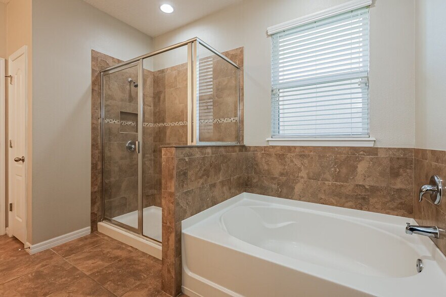 Building Photo - 402 Blakely Ct