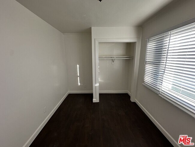 Building Photo - 2309 S Budlong Ave