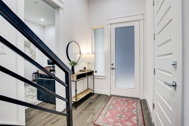 Building Photo - 808 Fisher St