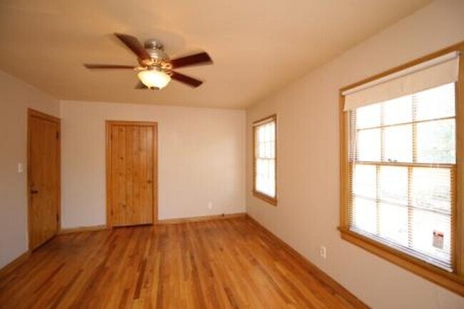 Building Photo - FOUR bedroom in Prime Location!