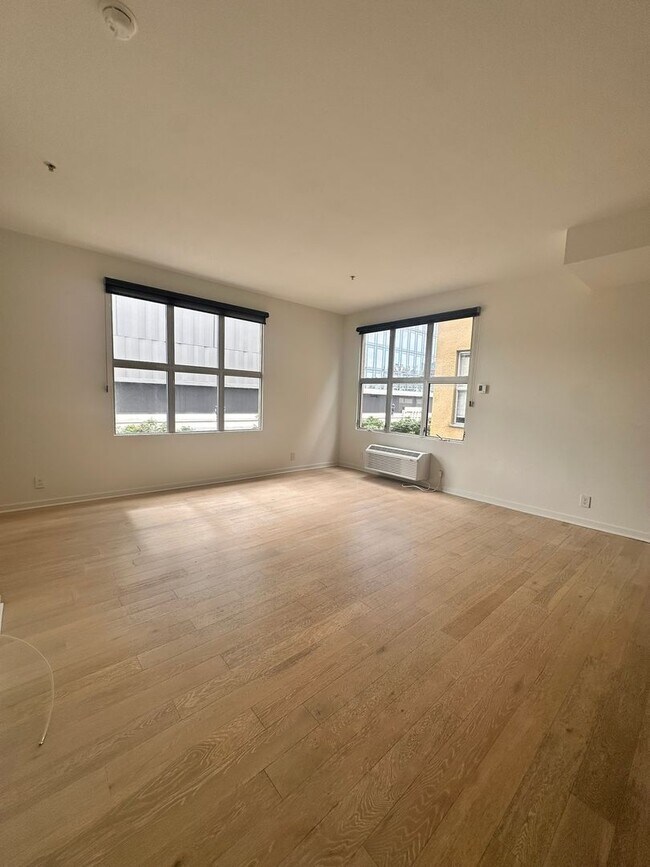 Building Photo - DOWNTOWN GEM - Two-level loft with private...
