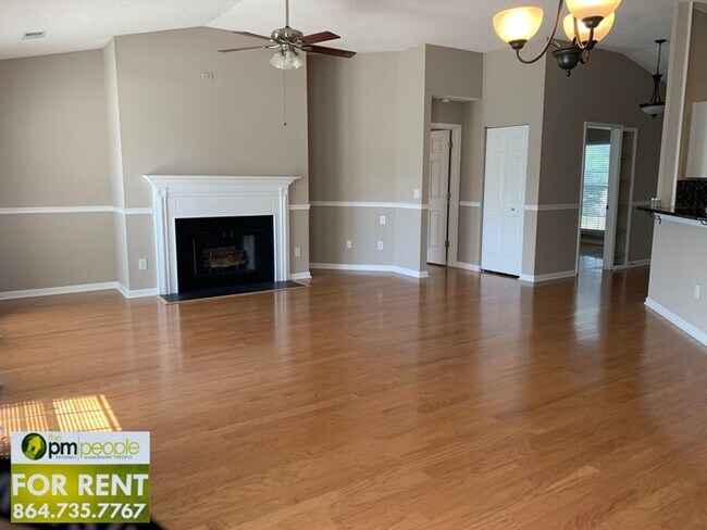 Building Photo - Comfortable 3/2 with Large Bonus Room in M...