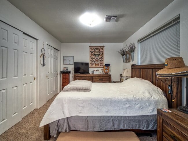 Building Photo - 1365 SW Sun Glo Dr