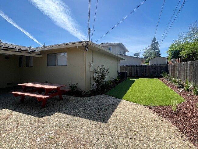Building Photo - Beautifully Remodeled 3BR/2BA Home with Modern Finishes
