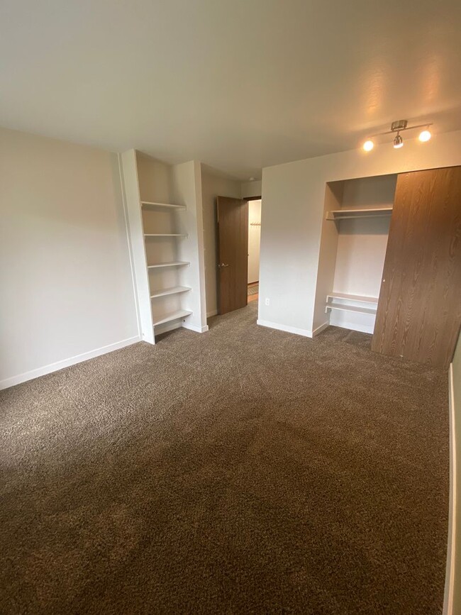Building Photo - Well maintained (1) bedroom, (1) bathroom ...