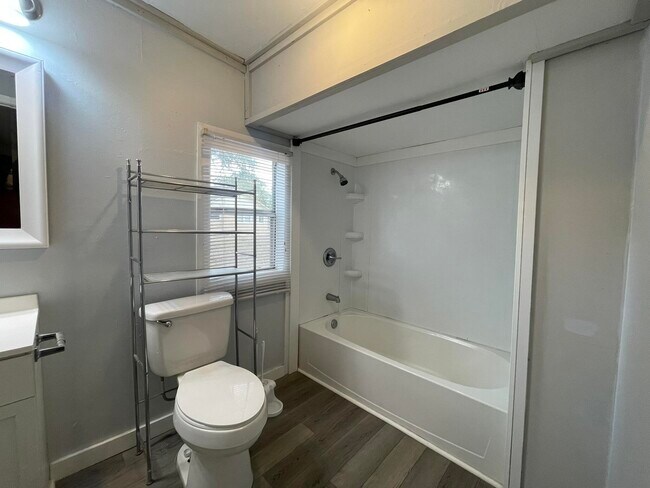 Building Photo - 909 Mapoles St