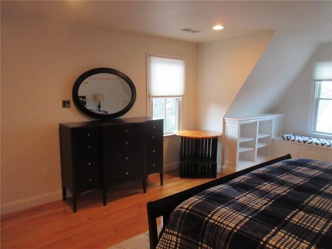 Building Photo - 270 Waterman St