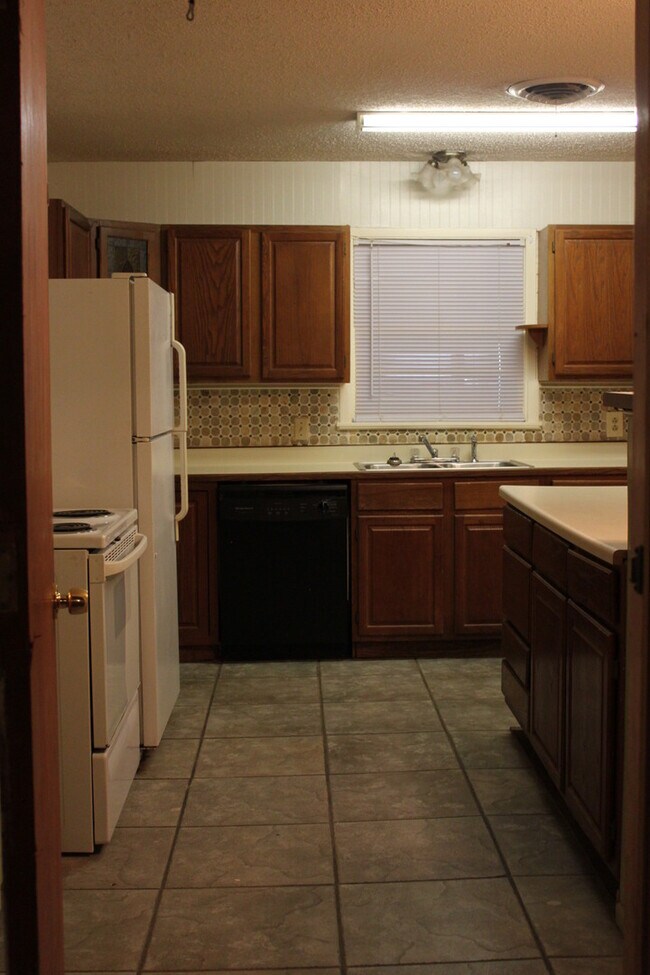 Building Photo - Updated 4 Bedrooms/2 Full Baths /2 Living Areas/2-car Garage