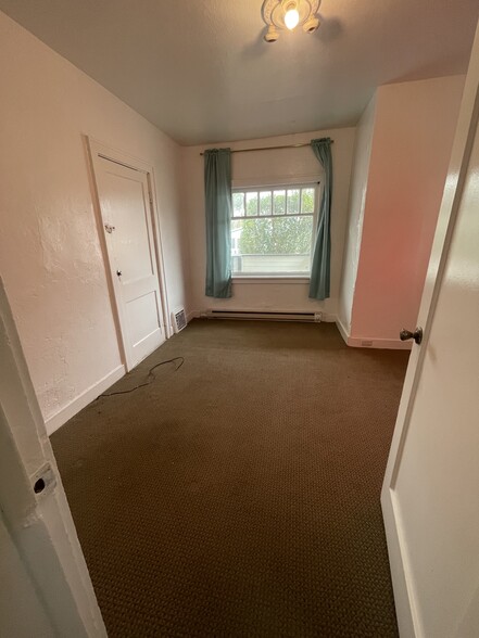 Building Photo - 390 W 19th Ave