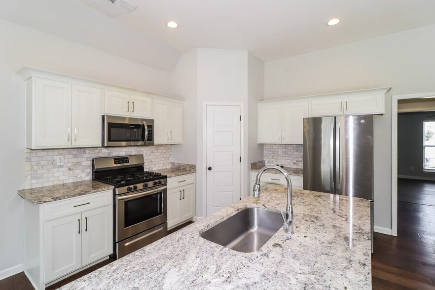 Building Photo - 3811 Dawnwood Cir W