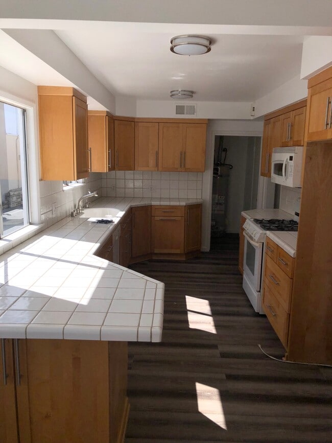Building Photo - 1136 S Holt Ave