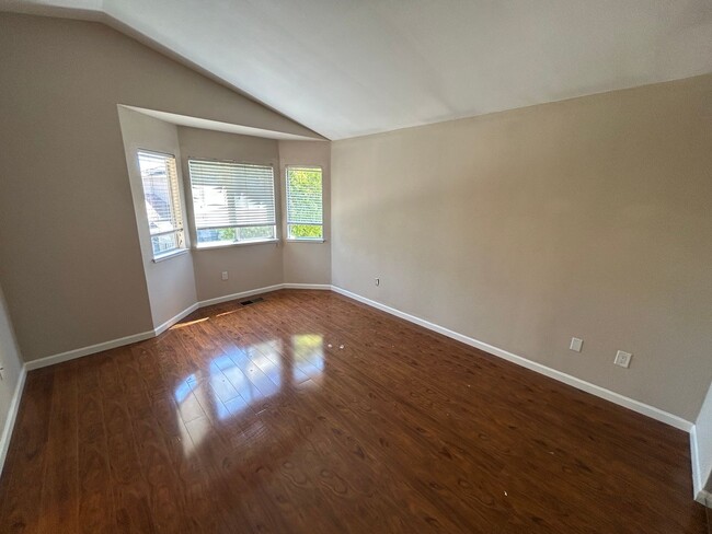 Building Photo - Spacious 4 Bedroom 2.5 Bath Home Antioch