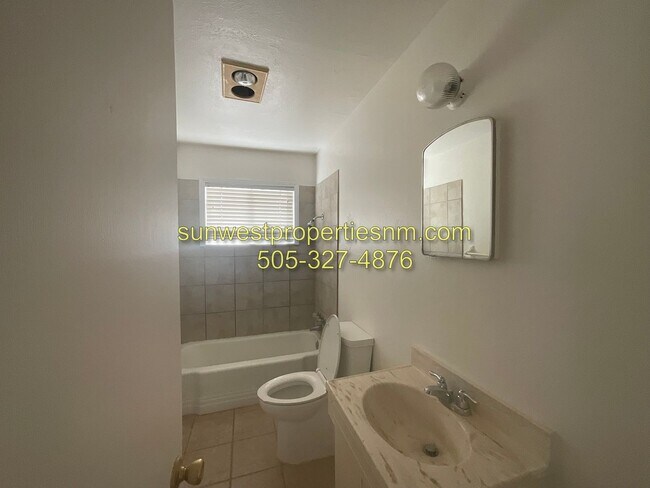 Building Photo - 3011 E Edgecliff Dr