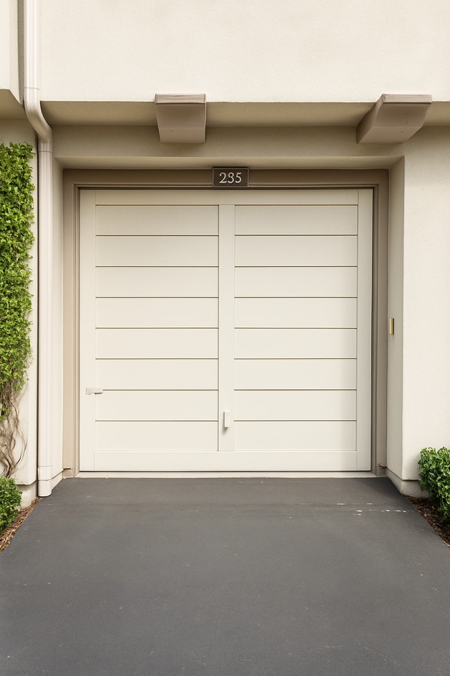 Building Photo - MOVE-IN READY – 1-BEDROOM CONDO IN TUSTIN ...