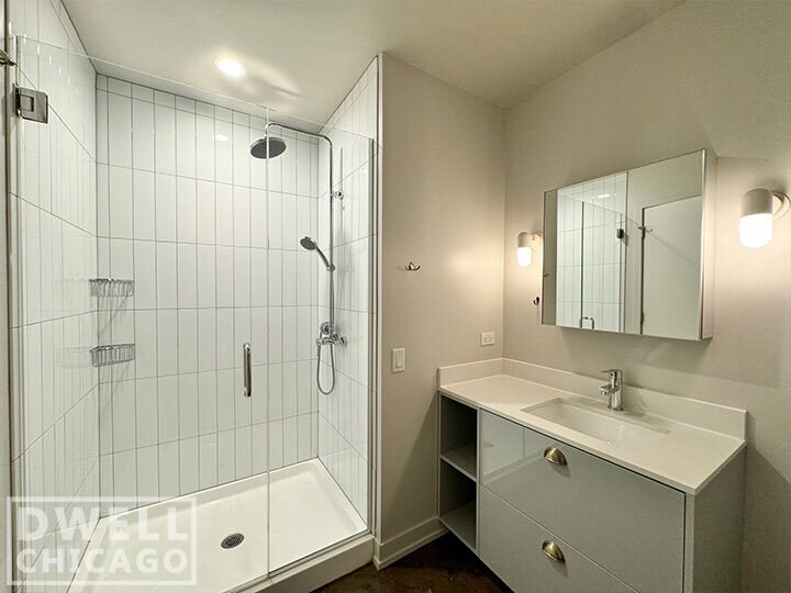 Building Photo - 640 N La Salle Dr
