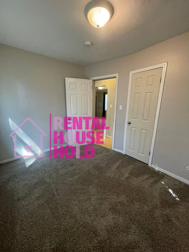 Building Photo - Stunning 3-Bedroom 1-Bath Bunglaow Located...