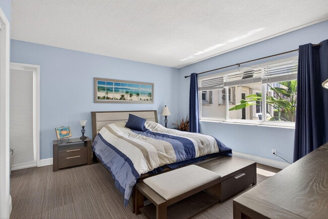 Building Photo - 999 N Riverside Dr