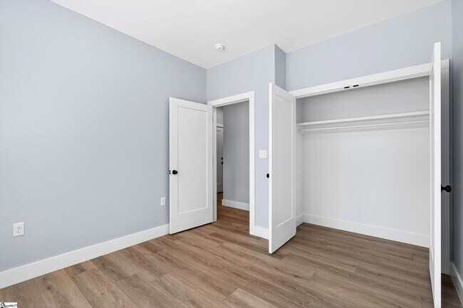 Building Photo - 1403 Lake Bowen Dam Rd