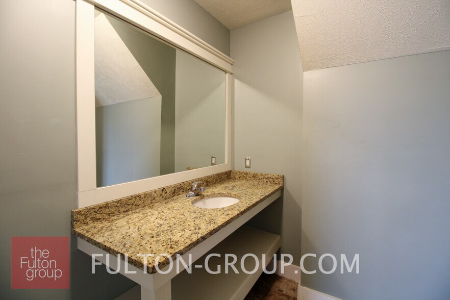 Building Photo - 1056 Fulton St W