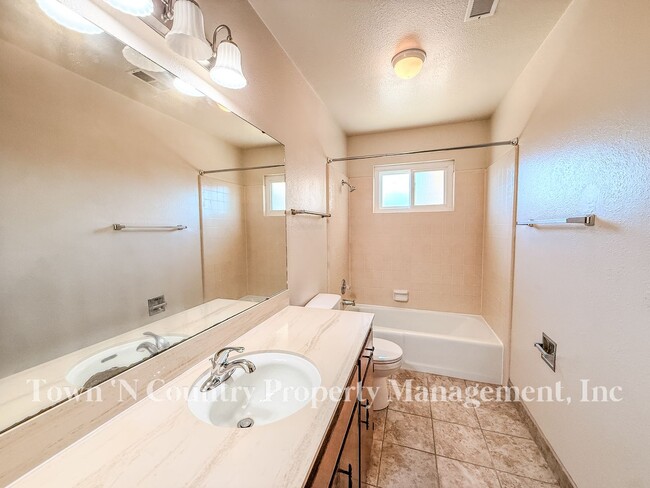 Building Photo - 732 La Mesa Dr