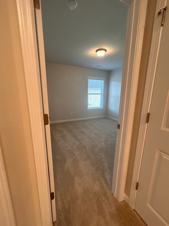 Building Photo - Townhome