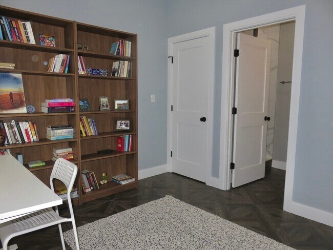 Building Photo - 32 Gale St