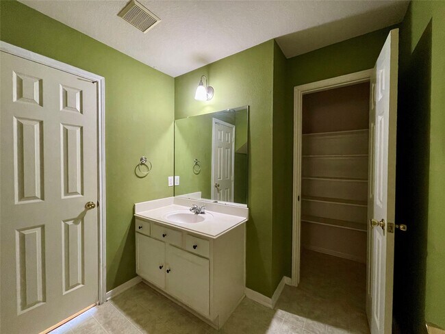 Building Photo - 7303 Foxshadows Ln