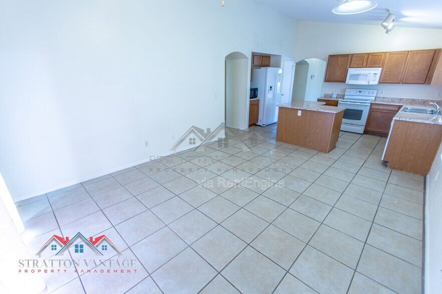 Building Photo - 11801 W Paradise Dr