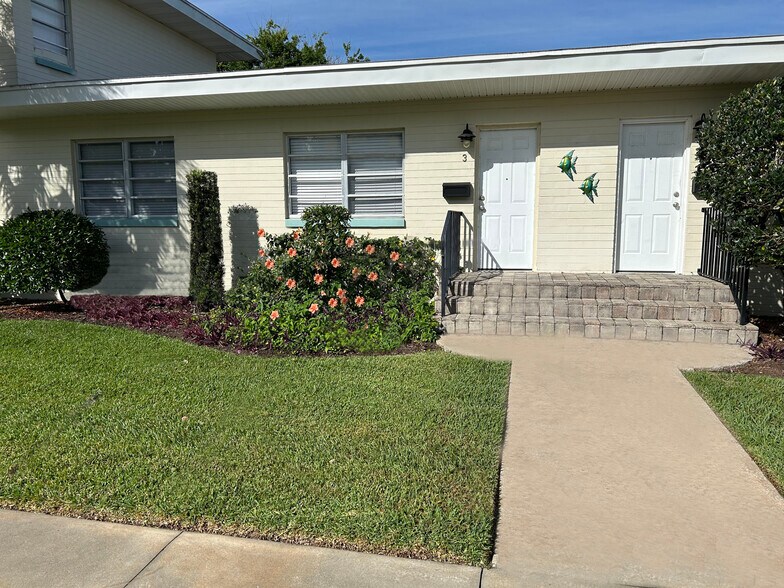 Building Photo - 941 N Oleander Ave
