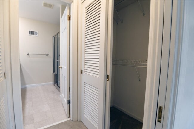 Building Photo - 2235 N Ballas Rd