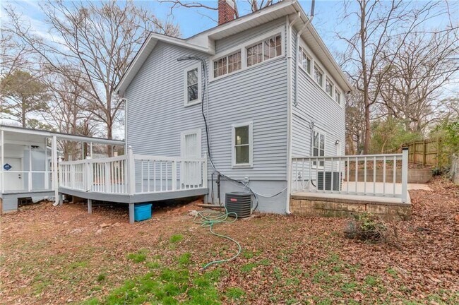 Building Photo - 2545 White Oak Dr